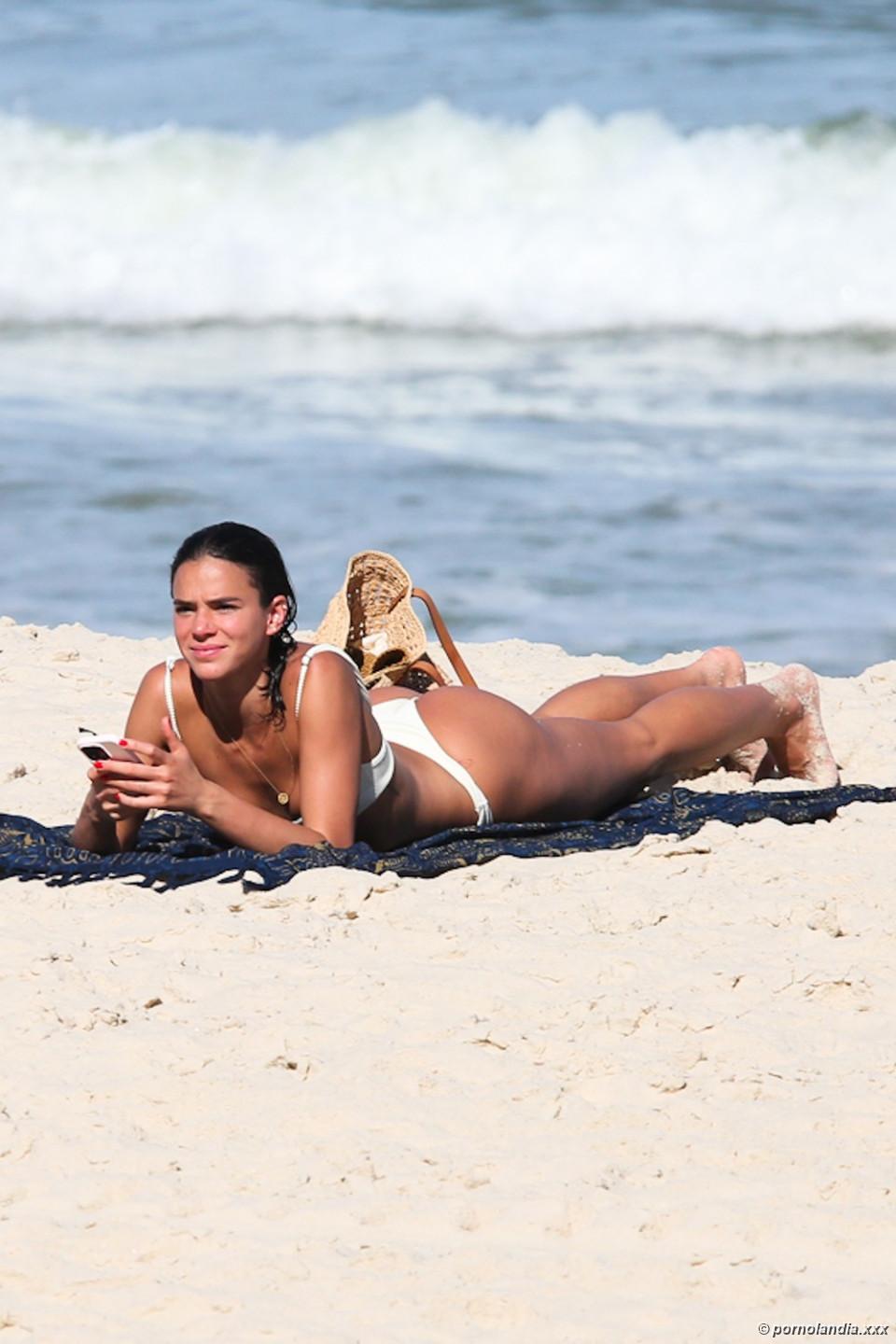 Bruna Marquezine flagrada de biquíni na praia - Foto 247492